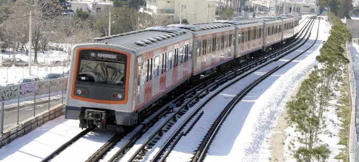 Προβλήματα σε ΗΣΑΠ και λεωφορεία από τον χιονιά στην Αθήνα -Μέχρι «Ειρήνη» ο Ηλεκτρικός